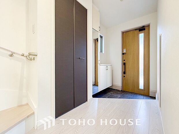 帰り着くたびに洗練されたテイストの空間に迎えられ誇りと喜びを感じる玄関まわりです。