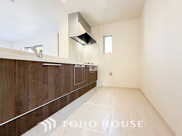 お手入れのしやすいすっきりしたシステムキッチンを採用しました。