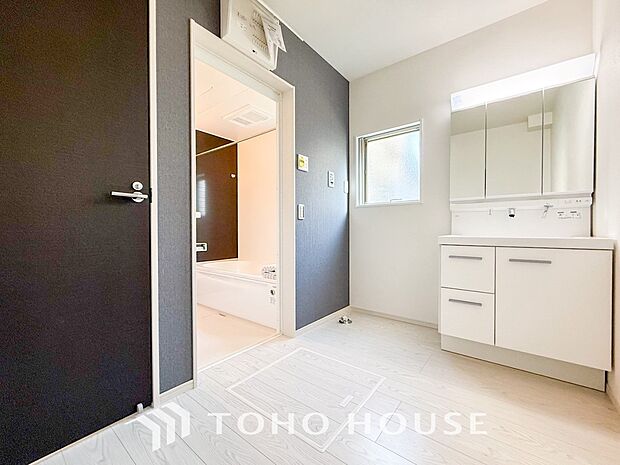 洗面台・洗面所小窓が設置され、湿気がこもりやすい室内の換気・採光に配慮されています。