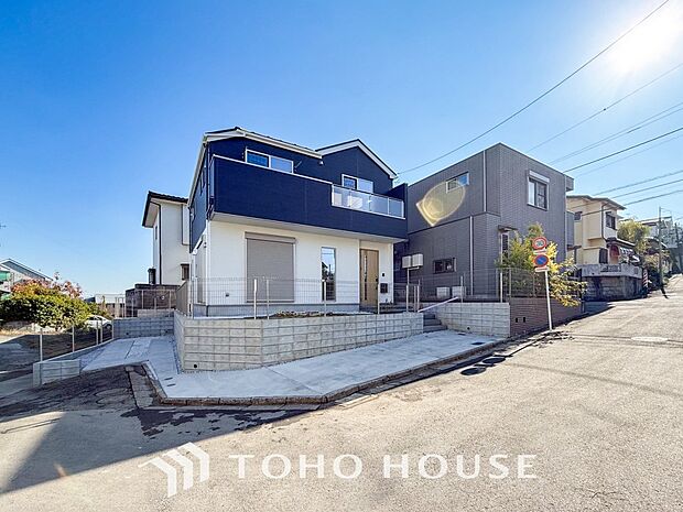 前面道路含む現地写真『快適』は「家」と「街」と「環境」が調和した時に訪れるだと改めて感じさせてくれます。