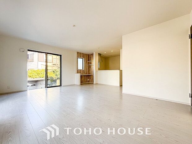 ご家族みんながゆったり寛げる広々リビング。上質な時間を育む暮らしのメインステージです。