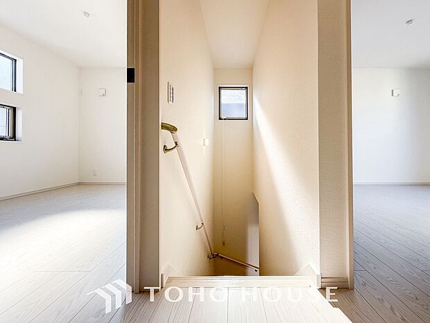 階段にはお子様やお年寄りに安心な手すりをご用意。