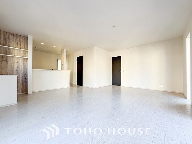 明るく開放的な空間が広がるLDK。室内には豊かな陽光が注ぎ込み、爽やかな住空間を演出。