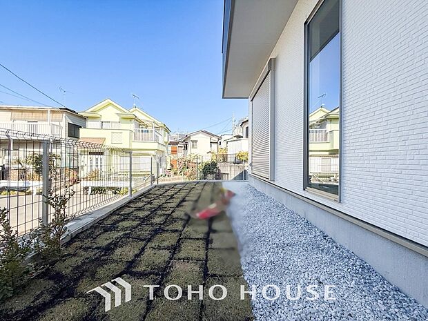 ちょっとしたお庭は、開放的な素敵な空間を演出しております。