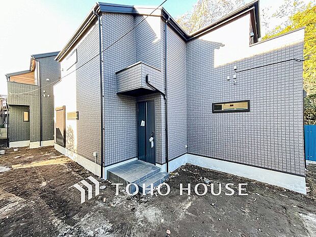 住む人や訪れる人やさしくエスコートする玄関アプローチ。