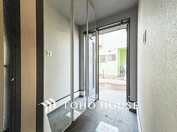 居住者の帰り、訪れる方を優しく迎えてくれる開放感のある玄関。