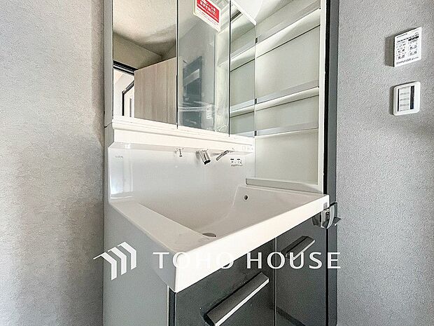 洗面台・洗面所パウダールームはナチュラルな雰囲気で清潔な印象。