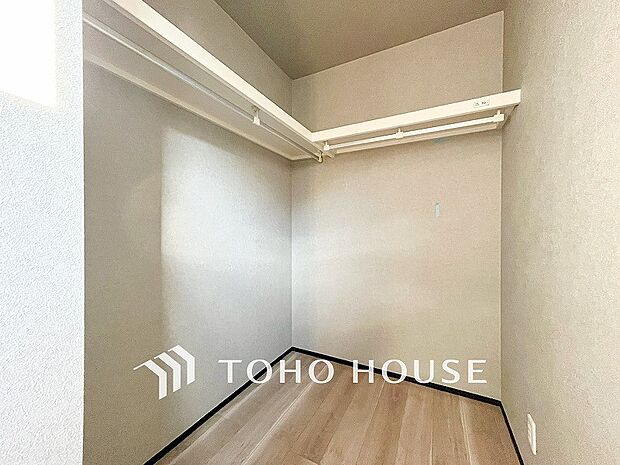 衣類だけでなく大きな荷物も収納でき、お部屋がすっきりします。