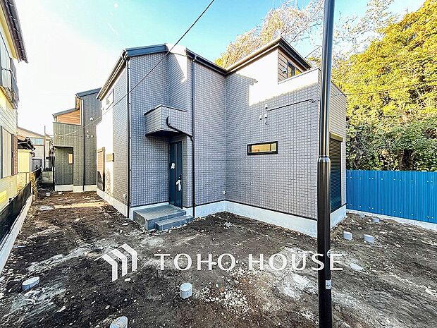 前面道路含む現地写真『快適』は「家」と「街」と「環境」が調和した時に訪れるだと改めて感じさせてくれます。