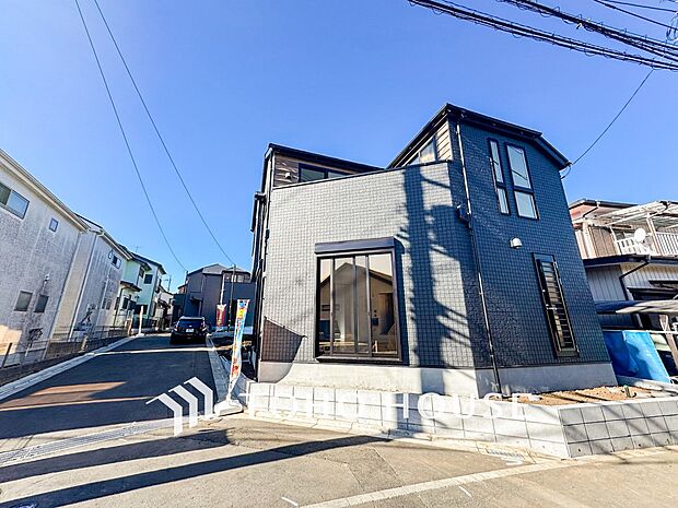 前面道路含む現地写真『快適』は「家」と「街」と「環境」が調和した時に訪れるだと改めて感じさせてくれます。