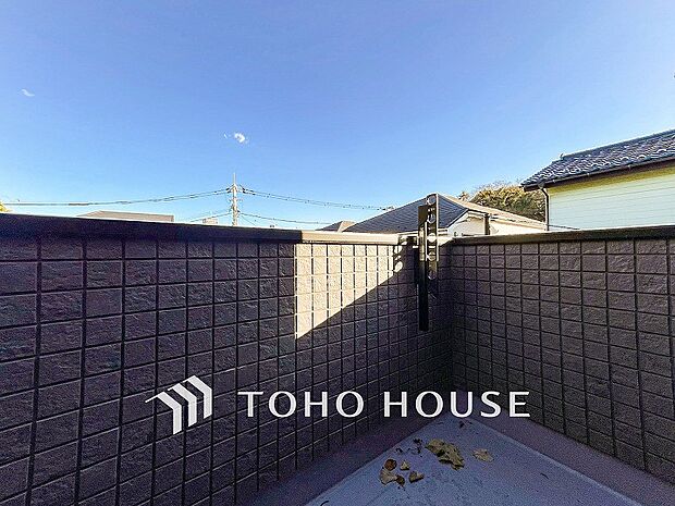 暮らしの中で光と風を演出してくれるバルコニー。