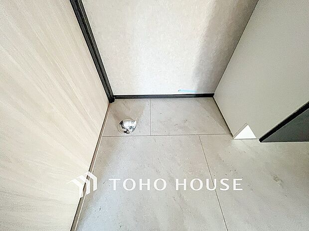 洗濯機を配置しても十分なスペースを確保しております。