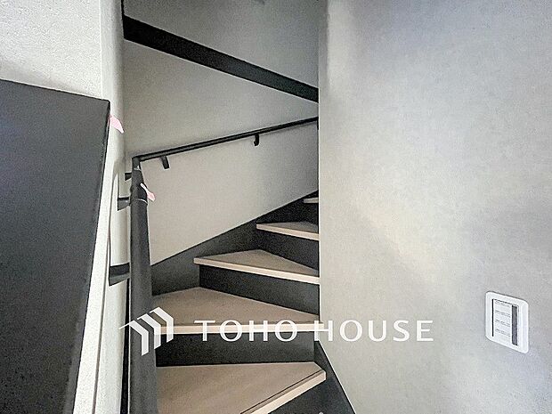 階段にはお子様やお年寄りに安心な手すりをご用意。