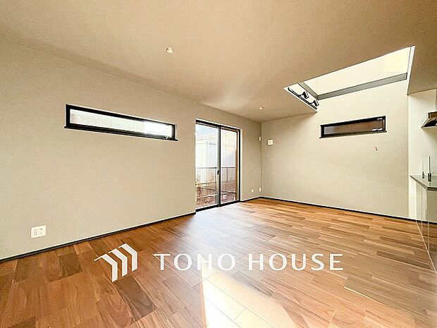 家族と過ごすひと時を溢れる光が優しく包み込むリビングダイニング。