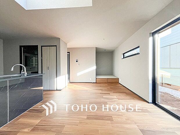 明るく開放的な空間が広がるLDK。室内には豊かな陽光が注ぎ込み、爽やかな住空間を演出。