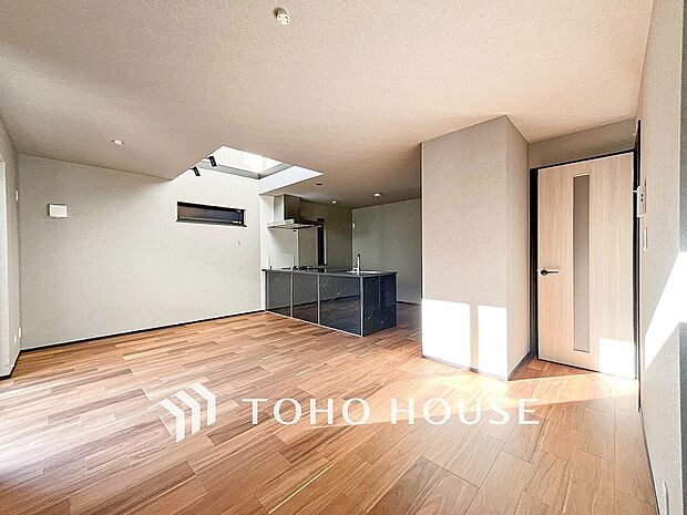 光と風があふれる開放的なリビングダイニングには自然と家族みんなが集まってきます。