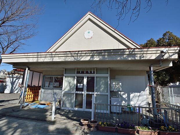 緑に囲まれた浅間神社の境内にあり、都会の喧噪から離れ、自然に親しむのびのびとした人間形成を目的としてます。