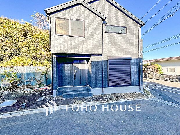 住む人や訪れる人やさしくエスコートする玄関アプローチ。