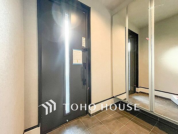 居住者の帰り、訪れる方を優しく迎えてくれる開放感のある玄関。