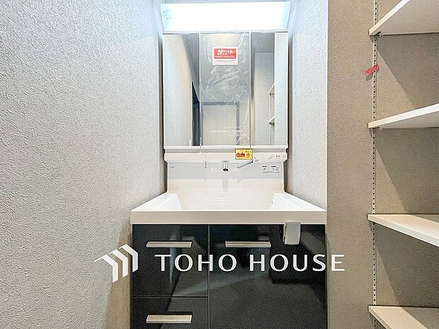 洗面台・洗面所パウダールームはナチュラルな雰囲気で清潔な印象。