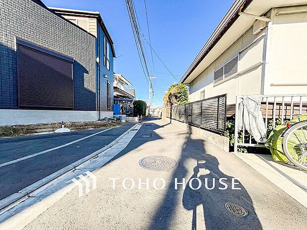 前面道路含む現地写真『快適』は「家」と「街」と「環境」が調和した時に訪れるだと改めて感じさせてくれます。
