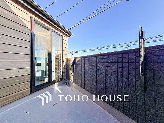 暮らしの中で光と風を演出してくれるバルコニー。