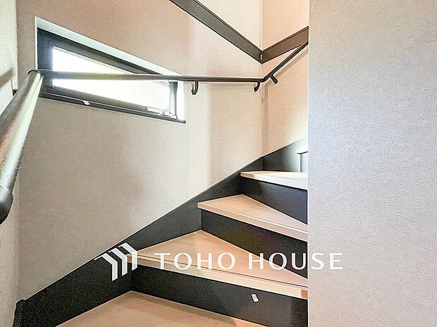 階段にはお子様やお年寄りに安心な手すりをご用意。