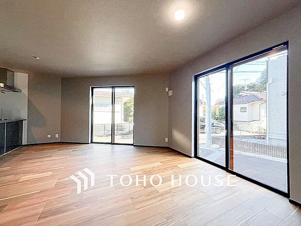 家族と過ごすひと時を溢れる光が優しく包み込むリビングダイニング。