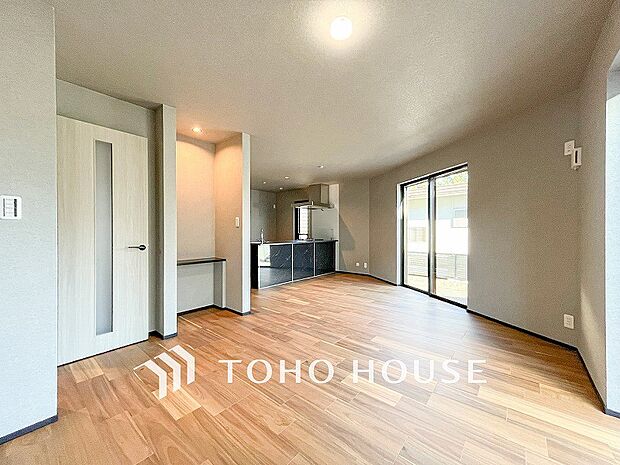 明るく開放的な空間が広がるLDK。室内には豊かな陽光が注ぎ込み、爽やかな住空間を演出。