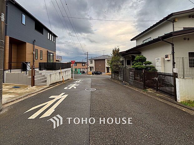 前面道路含む現地写真『快適』は「家」と「街」と「環境」が調和した時に訪れるだと改めて感じさせてくれます。