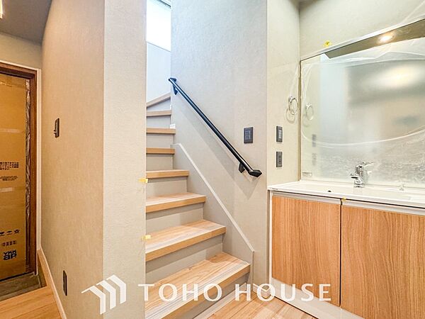 パブリックゾーンとプライベートゾーン繋ぐ階段。豊かな陽光が注ぎ込み、爽やかな住空間を演出。