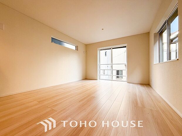 明るく開放的な空間が広がるLDK。室内には豊かな陽光が注ぎ込み、爽やかな住空間を演出。