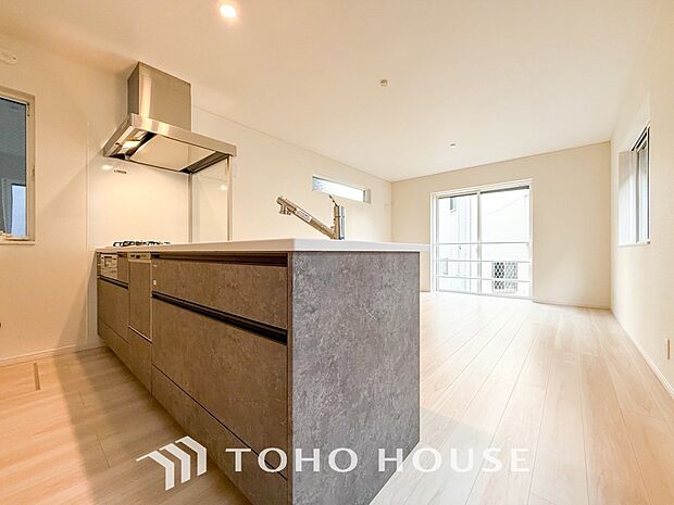 お手入れのしやすいすっきりしたシステムキッチンを採用しました。