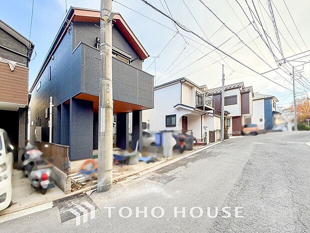 前面道路含む現地写真『快適』は「家」と「街」と「環境」が調和した時に訪れるだと改めて感じさせてくれます。