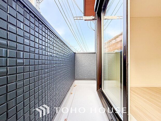 暮らしの中で光と風を演出してくれるバルコニー。