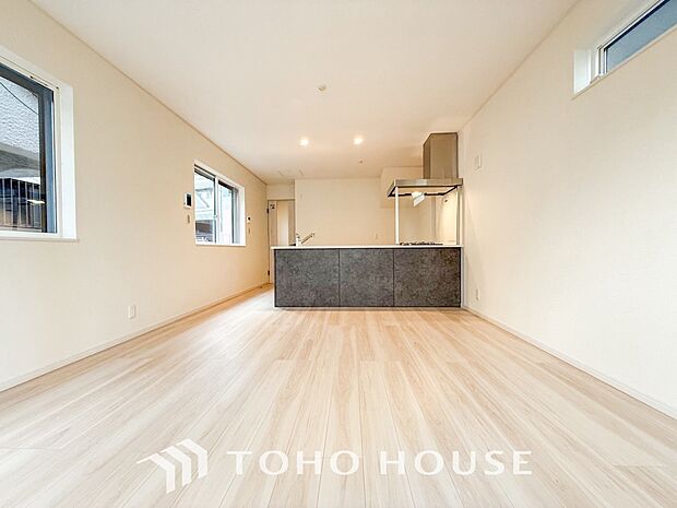 家族と過ごすひと時を溢れる光が優しく包み込むリビングダイニング。