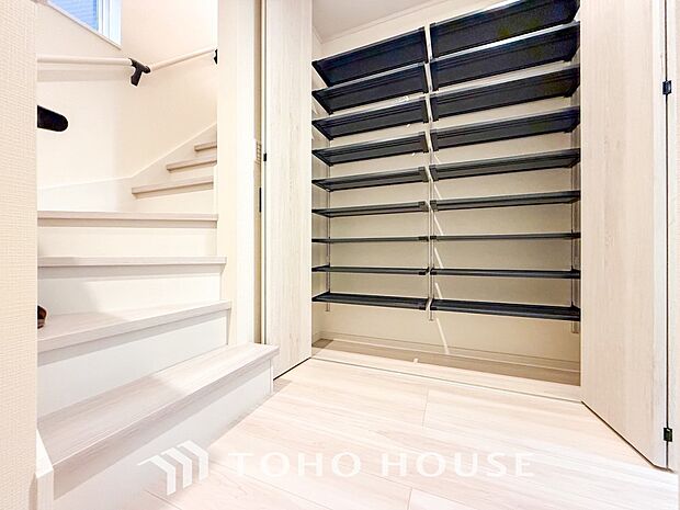 階段にはお子様やお年寄りに安心な手すりをご用意。