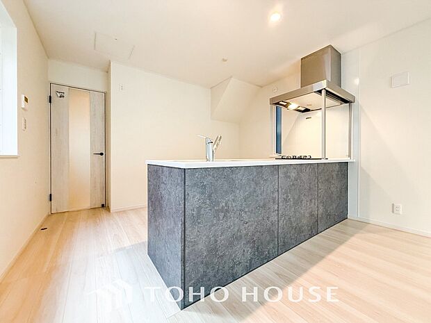 対面式キッチンのあるLDKで家族の会話が弾みます。