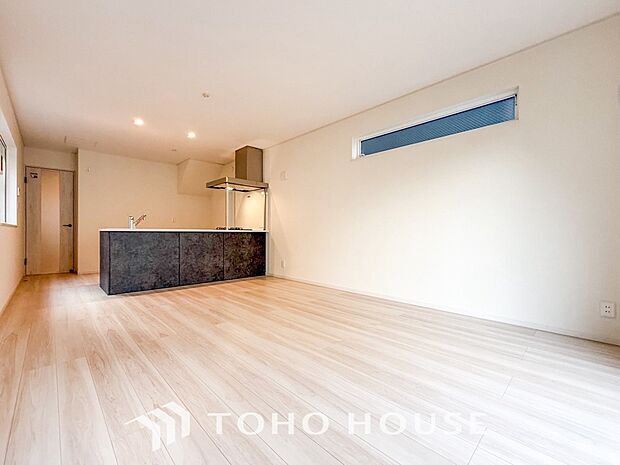 爽やかな色合いのフローリングと清潔感の溢れるクロスが明るい空間を創り出しているリビングダイニング。