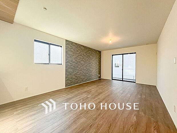 明るく開放的な空間が広がるLDK。室内には豊かな陽光が注ぎ込み、爽やかな住空間を演出。