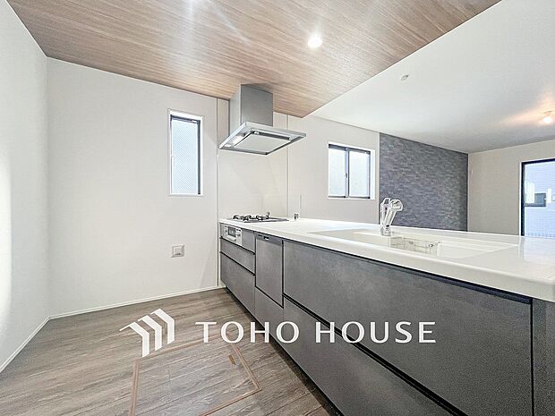 明るい自然光が入る対面キッチン。家族そろってキッチンに立っても調理がしやすい余裕の広さ。