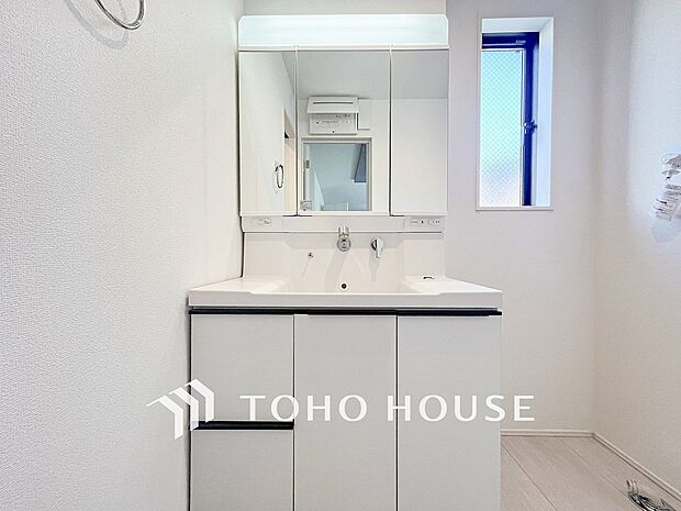 洗面台・洗面所パウダールームはナチュラルな雰囲気で清潔な印象。