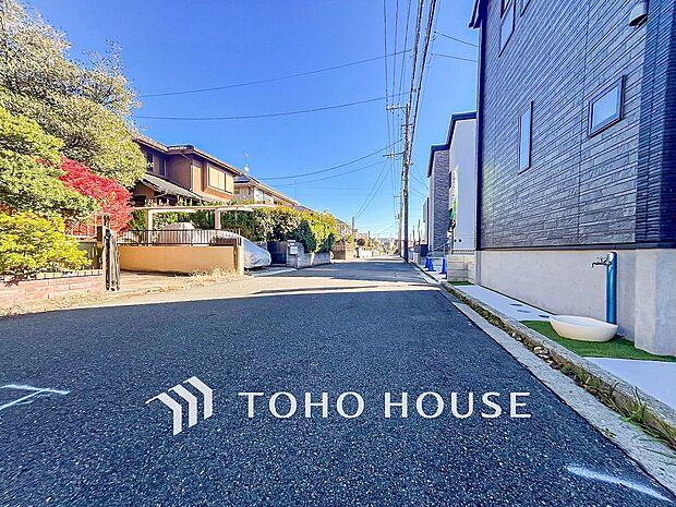 前面道路含む現地写真『快適』は「家」と「街」と「環境」が調和した時に訪れるだと改めて感じさせてくれます。