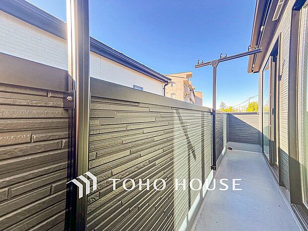 陽光とそよ風に触れることができるバルコニー。