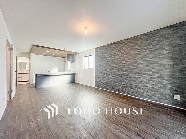 家族と過ごすひと時を溢れる光が優しく包み込むリビングダイニング。