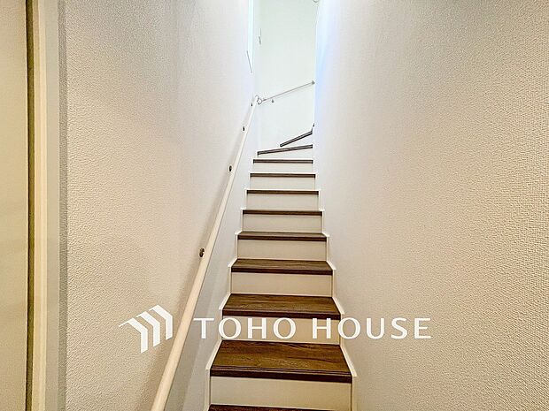 パブリックゾーンとプライベートゾーン繋ぐ階段。豊かな陽光が注ぎ込み、爽やかな住空間を演出。