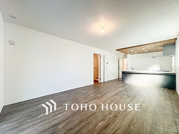 自然と家族が集う、開放感のある明るいダイニング。