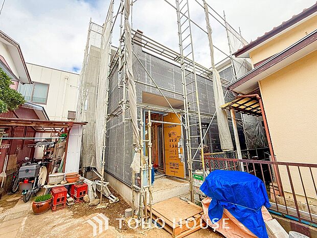 住む人や訪れる人やさしくエスコートする玄関アプローチ。