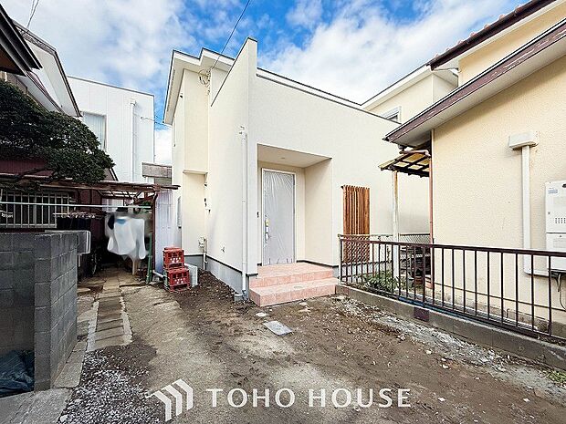 住む人や訪れる人やさしくエスコートする玄関アプローチ。