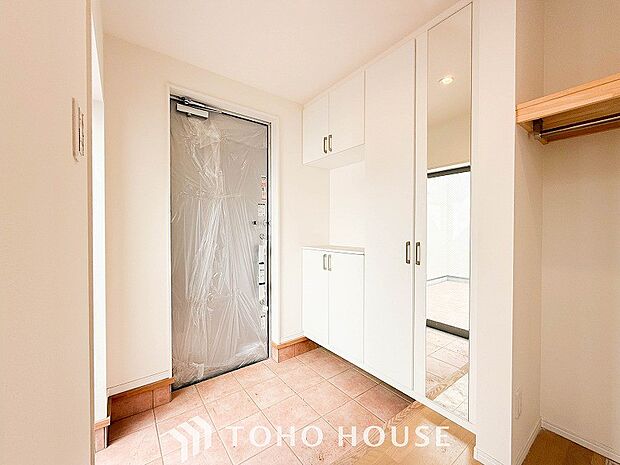 明るくコントラストのある、開放感と清潔感を兼ね備えた玄関。